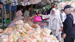 Jokowi dan Iriana Menyapa Pedagang di Pasar Cekkeng, Bulukumba Jokowi dan Iriana Menyapa Pedagang di Pasar Cekkeng, Bulukumba