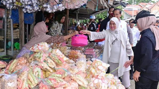 Jokowi dan Iriana Menyapa Pedagang di Pasar Cekkeng, Bulukumba