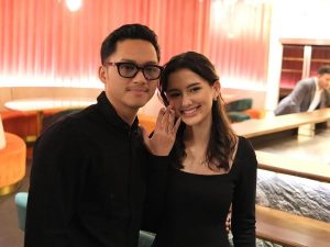 Kisah Azriel Hermansyah Melamar Sarah Menzel: Menghadapi Tuduhan Netizen dengan Tenang